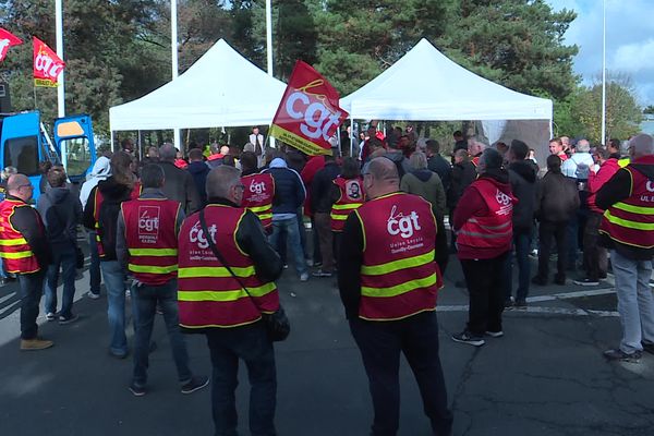 Mobilisation des salariés de Renault cLéon, inquiets de l'intégration d'Ampère, une nouvelle filiale du groupe