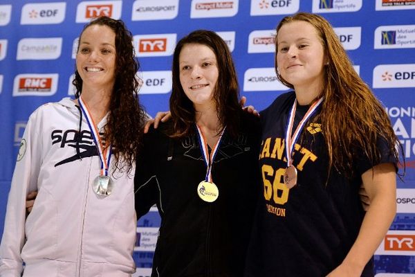 Adeline Williams, des Dauphins du Toec (à gauche sur la photo) décroche le bronze en 100m brasse et l'argent en 50m brasse.