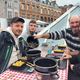 Jonathan, Martin, Jérôme et Jessica se réunissent pour partager des moules frites, malgré leurs vies difficiles.