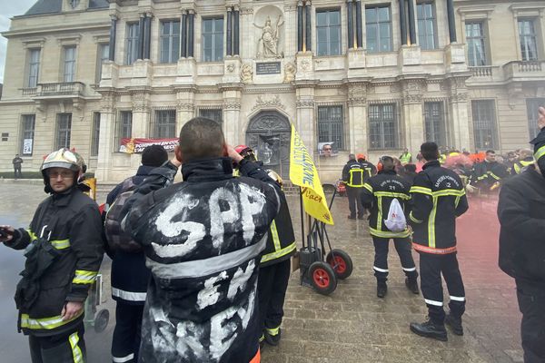 Les pompiers devant l'hôtel de ville de Troyes