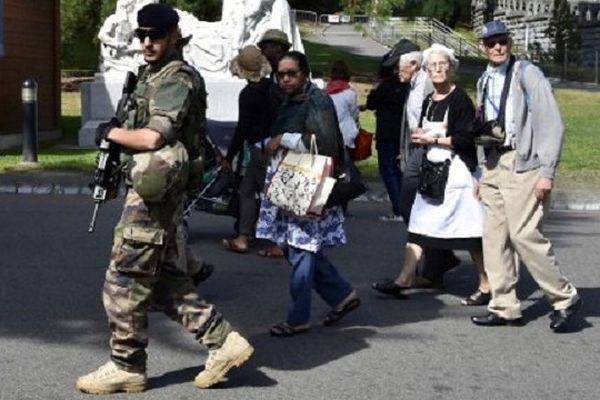 A Lourdes, les militaires patrouillent au milieu des pélerins