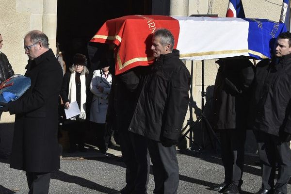 Le cercueil de Georges Prêtre, recouvert du drapeau français gravé "Légion d'honneur" en lettres d'or.