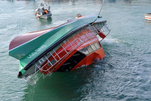 Essai de retournement du nouveau canot SNSM à Roscoff