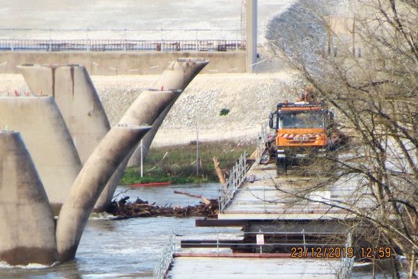 Les camions présents n'étaient là que pour dégager les bois morts accumulés autour des piles du pont