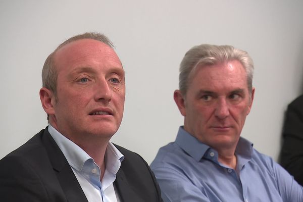 Laurent Marcangeli et Xavier Lacombe, lors d'une réunion publique à Sarrola-Carcopino le 18 avril.