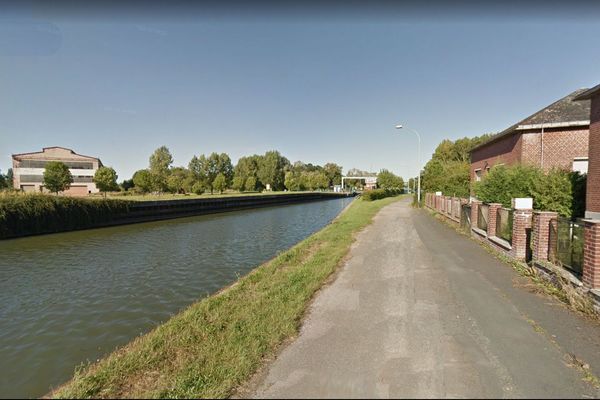 Le corps a été retrouvé le long du chemin de halage, à Denain. 