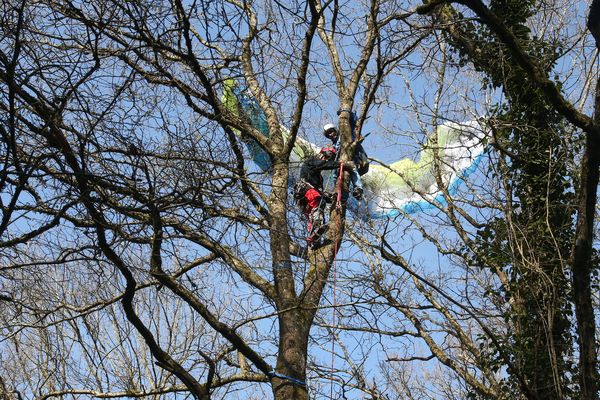 Un parapentiste coincé dans un arbre, à Volmerange en 2015 (image d'illustration).