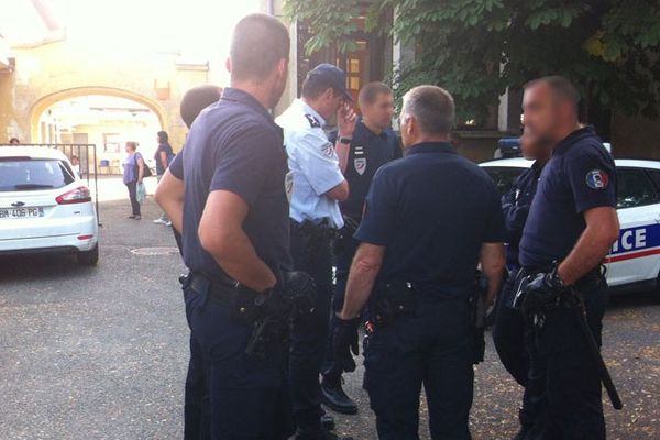 Les policiers devant l'école des Fins à Annecy