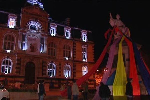 Les salariés de Bel Maille ont "enrubanné" la fontaine devant la mairie de Roanne pour se faire entendre - 30/10/14