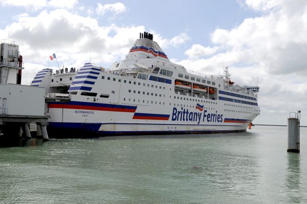 Le "Normandie" dans le port de Caen-Ouistreham sera remplacé bientôt par le "Guillaume de Normandie".