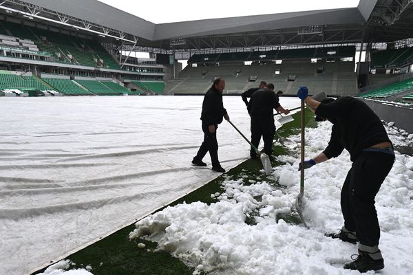 01/04/2022 - Geoffroy Guichard- La neige a tendance à s'inviter lors des rencontres ASSE/OM .