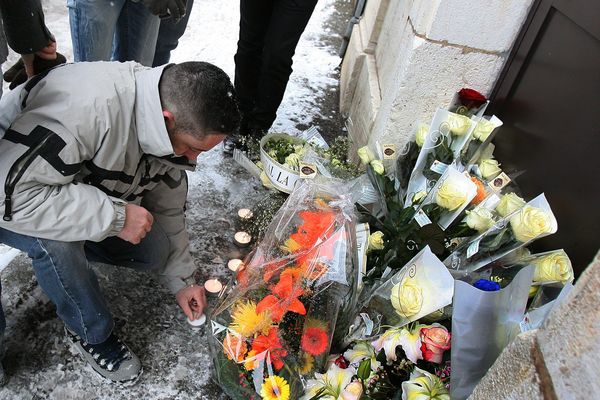 Sur le lieu du crime, une marche silencieuse rendait hommage à Catherine Burgod-Arduini, postière et mère de deux enfants, assassinée le 19 décembre 2008.