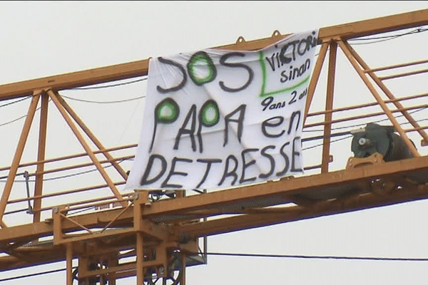 La banderole déployée en haut de la grue par le "papa en détresse" ce lundi 2 octobre à Rennes