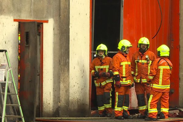 Près de 70 pompiers sont intervenus dans cette usine de panneaux de bois haute densité.