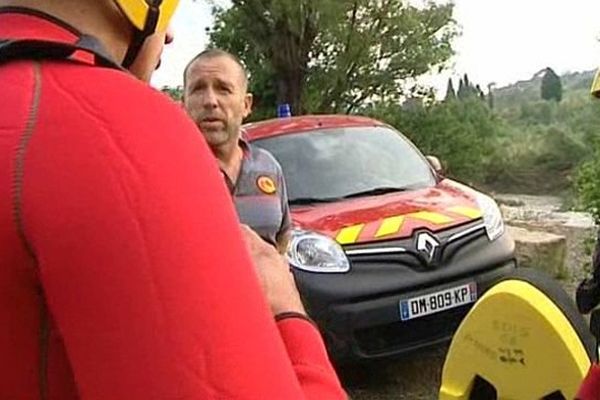 Gorges de Galamus - les secours recherchent la jeune femme de 19 ans disparue emportée par l'Agly - 10 juin 2015.