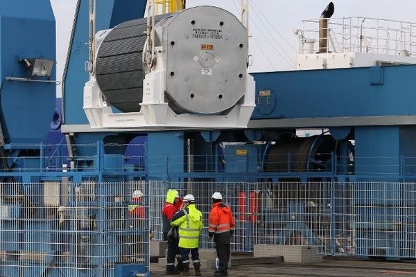 Un conteneur de MOX lors de son chargement dans le port de Cherbourg le 17 avril 2013