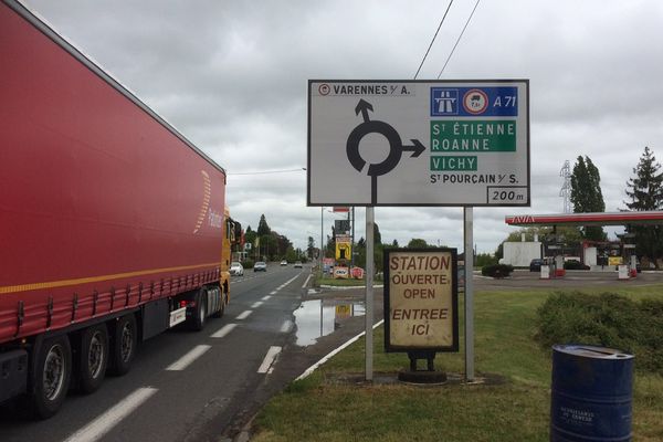 Depuis la mise en place de l'arrêté d'interdiction du maire de Varennes-sur-Allier, les camions empruntent la déviation en service depuis décembre 2016.