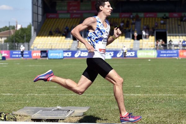 Pierre-Ambroise Bosse lors des qualifications du 800 mètres aux championnats de France d'Athétisme à Albi le 7 juillet 2018. 