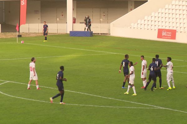 Premier match et première victoire pour l'équipe de France U18. Victoire 2-1 contre la Suisse.