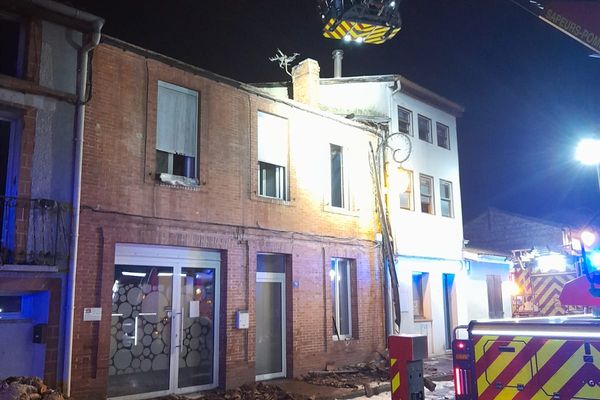 INCENDIE. Deux maisons et des commerces touchés par des flammes très impressionnantes, 5 personnes relogées et du chômage technique pour les salariés