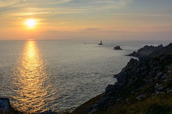 Coucher de soleil sur la Pointe du Raz, dans le Finistère.