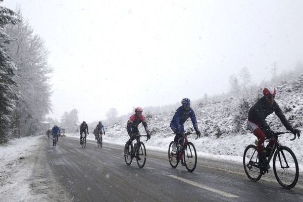 La 3e étape de Paris-Nice reliant Cusset (Allier) au Mont Brouilly (Rhône) a été annulée à cause de la neige (9 mars 2016).