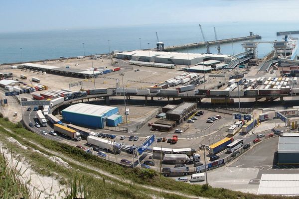 Le port de Douvres, arrêt forcé pour le convoi des associations