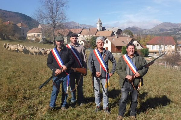 Quatre élus de la Drôme posent le fusil à la main pour dénoncer les mesures annoncées du nouveau plan Loup