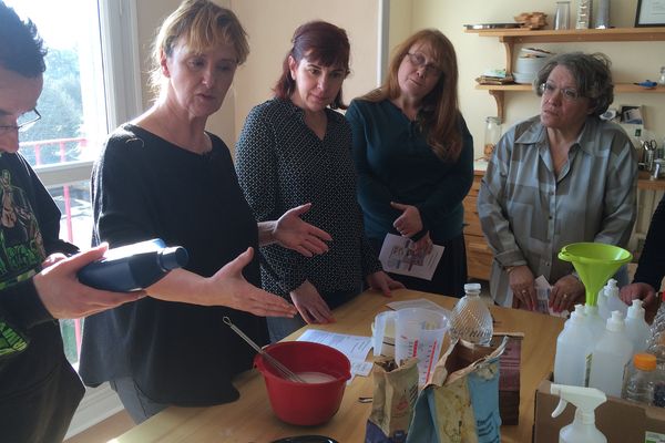 Un atelier de fabrication de produits ménagers à Poitiers.