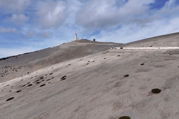 Le Mont Ventoux, et son sommet minéral  caractéristique, battu par les vents