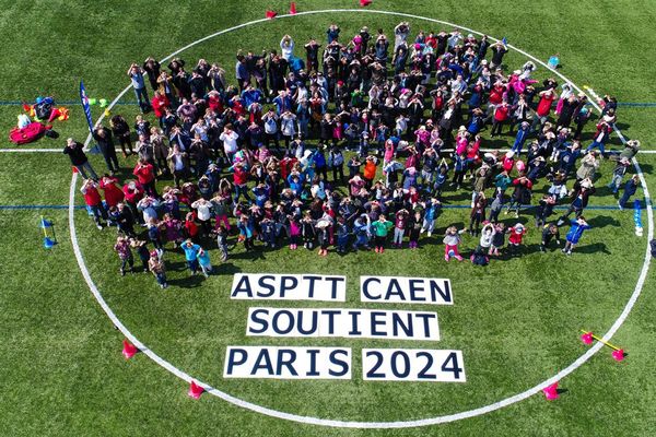 Près de 200 enfants réunis par l'ASPTT de Caen pour soutenir la candidature de Paris aux JO 2024 ce mercredi 19 avril