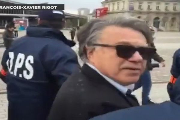 L'arrivée du député du Gard apparenté FN Gilbert Collard, qui a déclenché insultes et jets de projectiles.