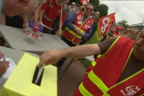 300 opposants à la loi travail sont venus mettre leur bulletin dans une urne à Caen