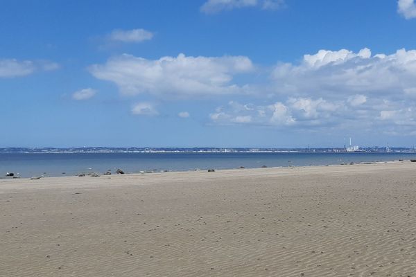 Face au Havre en toile de fond, la Côte de Grâce patientera jusqu'en fin d'après-midi pour bénéficier du retour des éclaircies.