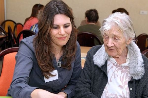 Prise en charge d'une personne atteinte par la maladie d'Alzheimer (illustration dans un hôpital)