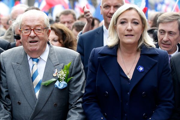 Le cofondateur du Front national (FN) et sa fille Marine Le Pen, actuelle présidente du Rassemblement national lors le manifestation du 1er mai 2024 à Paris. Jean-Marie Le Pen est décédé le 7 janvier 2025 à l'âge de 96 ans.