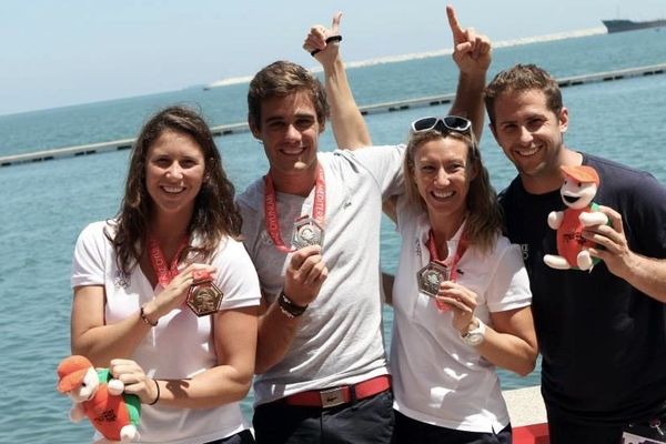 Clémentine Lucine (3e en partant de la gauche) a remporté la médaille d'argent du slalom en ski nautique