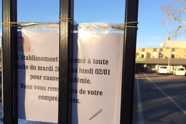 Une affichette a été positionnée à l'entrée de la résidence. 