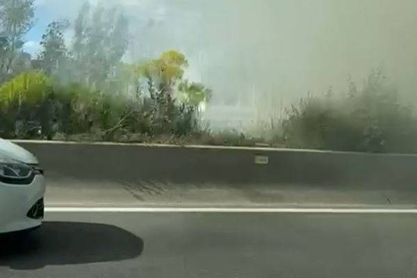 La remorque a pris feu sur l'autroute A 50 au niveau de La Pomme, dans le sens Aubagne-Marseille.