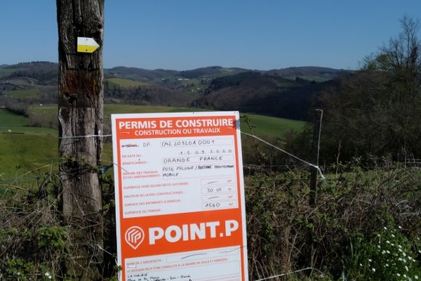 Les travaux devraient commencer prochainement dans ce champ de St-Colombe-sur-Gand (Loire) pour implanter une antenne, 3G et 4G selon Orange, 5G selon la mairie qui se base sur des documents officiels.