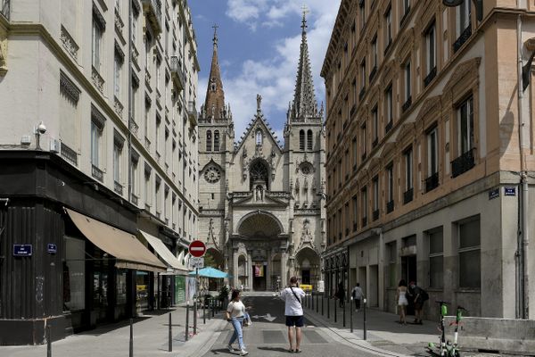 L'église Saint-Nizier de Lyon, et ses célèbres clochers, avant la phase de restauration débutée en septembre 2023.