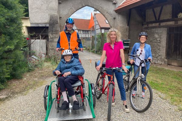 Steve Birgel pédale pour ceux qui ne peuvent plus. Il est souvent accompagné de la famille de la personne transportée.