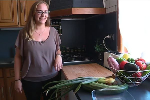 En cuisine, Amandine a l'art d'utiliser les fanes d'oignons et épluchures