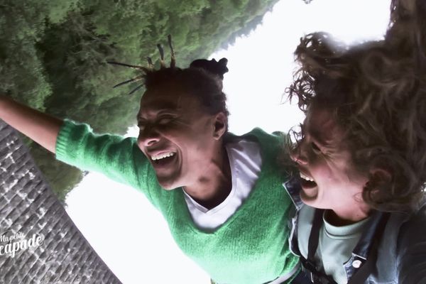 Après un cri transcendant au moment du saut, Clémence Castel et Sonia rient aux éclats durant leur saut à l'élastique.