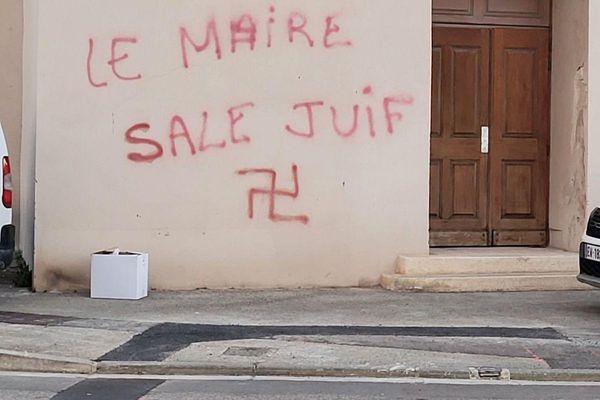 Plusieurs tags à caractère antisémites ont été découverts ce lundi matin par des agents de la commune