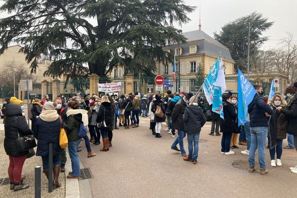 Dans la ville sous-préfecture de la Loire, 300 manifestants se sont rassemblés pour dénoncer le désordre dans les écoles, les collèges et les lycées de l'arrondissement. Au lycée Carnot, à Roanne, 33 % des enseignants sont grévistes, selon le SNES Fsu.


