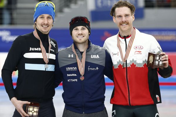 Alexis Contin (à gauche) avec sa médaille d'argent. 