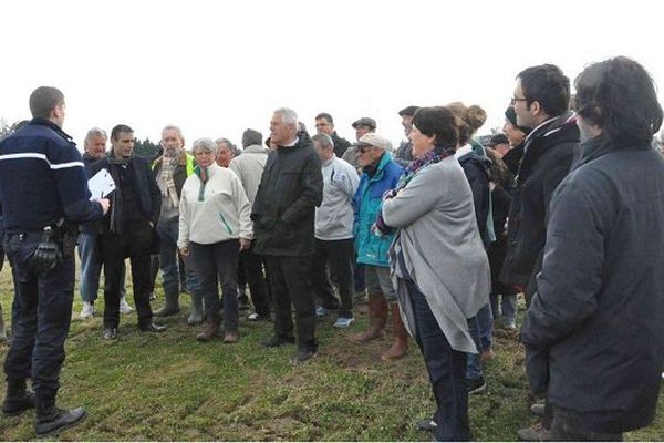 Le collectif anti Val Tolosa expliquant son action aux gendarmes