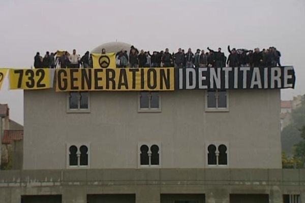 Les militants de Génération Identitaire sur le toit de la mosquée de Poitiers le 20/10/2012