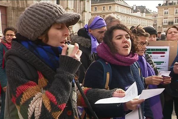 Les manifestantes entonnent l'hymne de la femme.